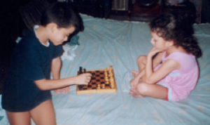 Micaela y David, 4 y 6 años aficionados al ajedréz